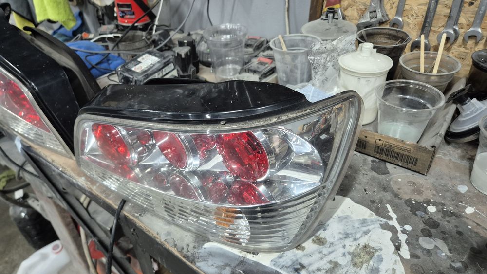 Задні ліхтарі Peugeot 406 в хорошому стані