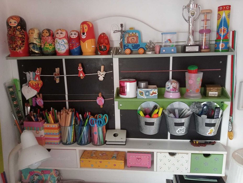 Cama de solteiro, roupeiro, estantes/ Quarto completo para uma menina(madeira)