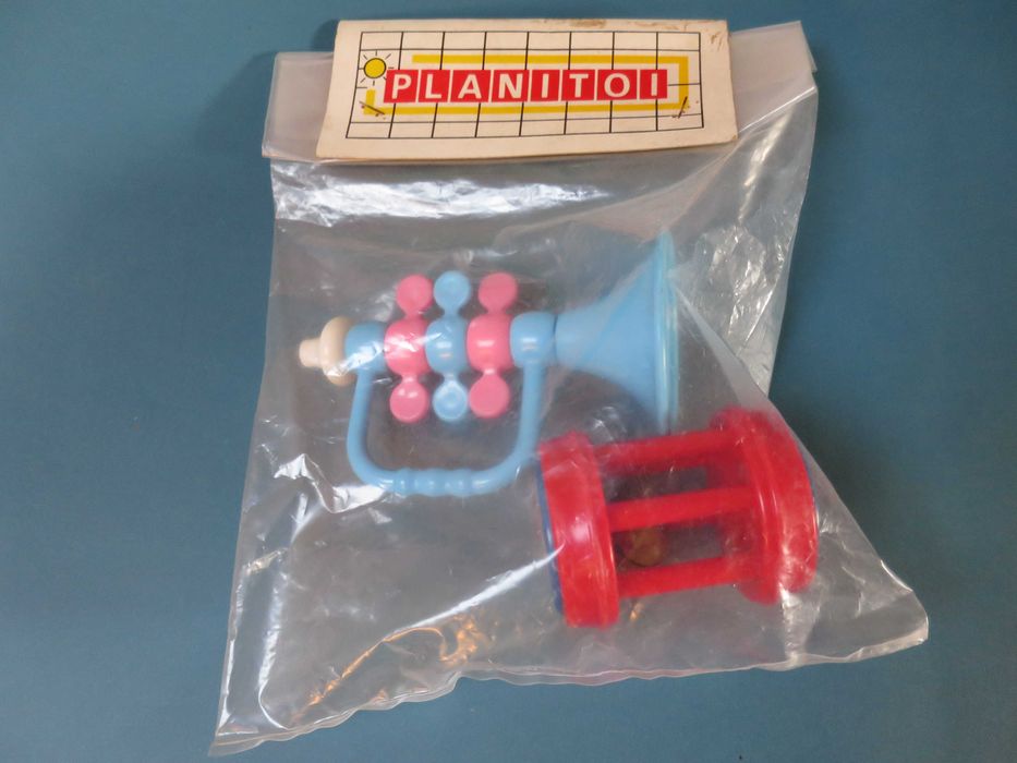 Brinquedo antigo instrumento corneta e roca plástico crianças Planitoi