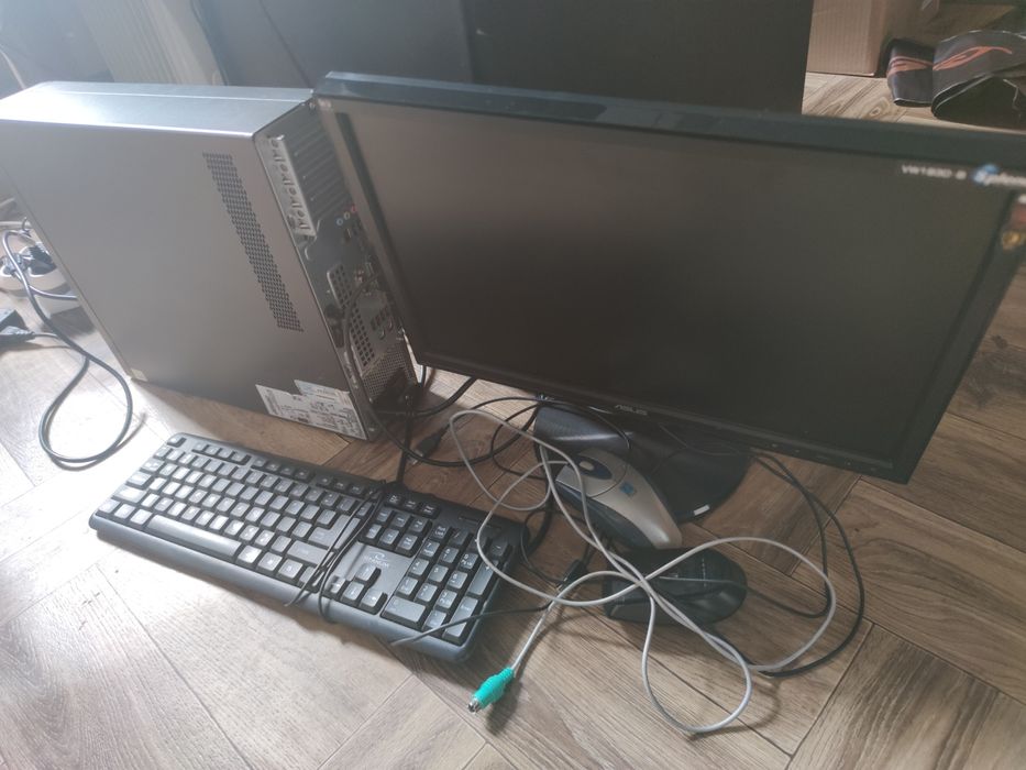 Komputer zestaw monitor klawiatura myszki