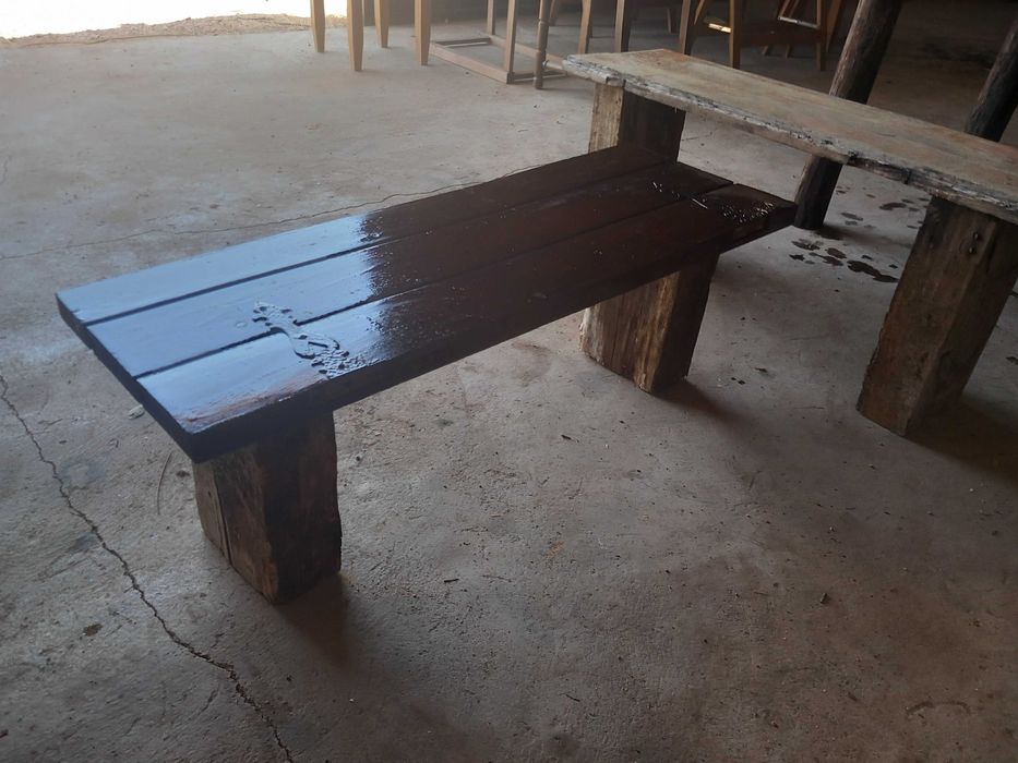 Banco rústico de madeira maciça, antigo, apliques metalicos, altura 35cm Largura 95cm por 35cm