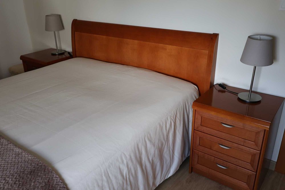 Conjunto de Mobília de Quarto – Cómoda, Camiseiro, Mesinhas de Cabeceira, Cabeceira e Espelho