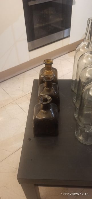 Várias garrafas/ frasco e copos de shot