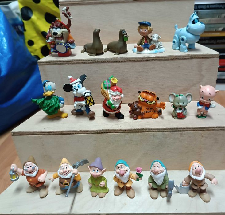 Lote de figuras varias em pvc antigas e modernas nº1 Alvalade • OLX.pt