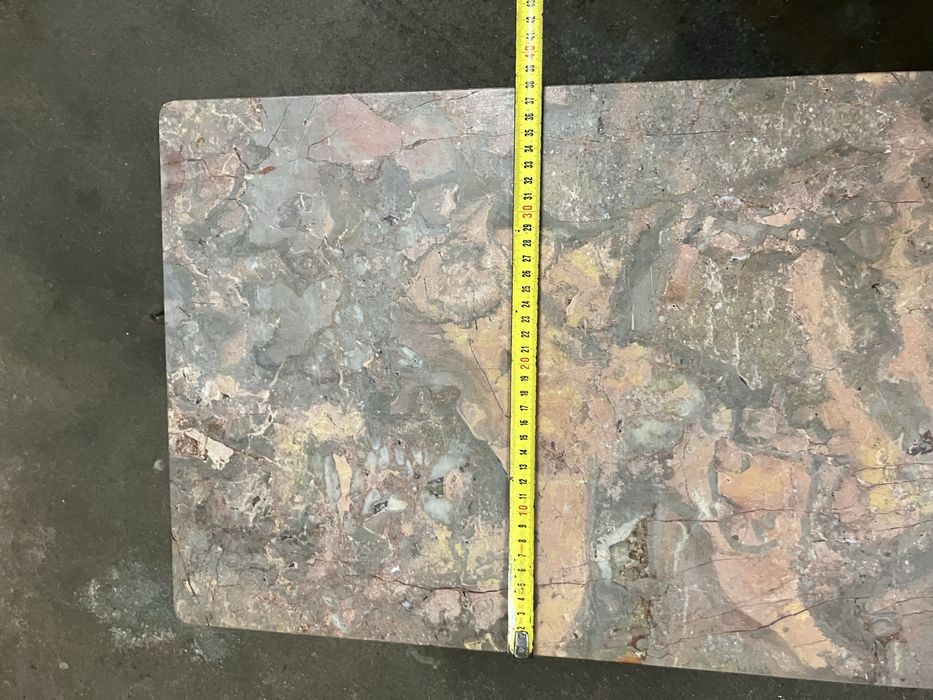 Mesa de centro antiga com tampo marmore