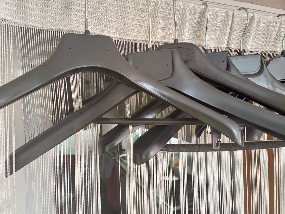 10 cabides grandes de cor preta