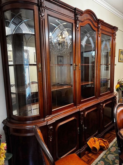 Sala de jantar clássica completa - mesa, 8 cadeiras e grande cristaleira