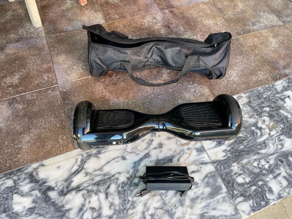Hoverboard com carregador e capa.