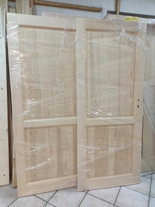 Producent drzwi sosnowe drewniane z futrynami od RĘKI