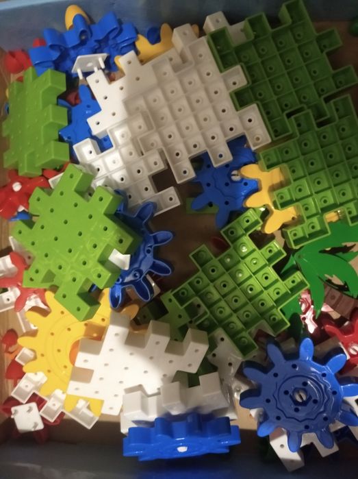 Пазли, логічні ігри, м'які іграшки, різні іграшки