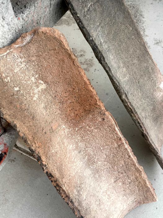 Telhas antigas canudas, retiradas de uma casa centenária