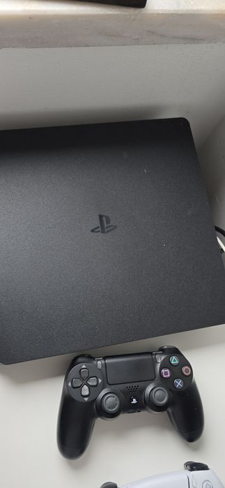 PS 4 500 GB preta com comando