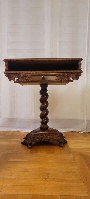 Stylowa drewniana konsolka