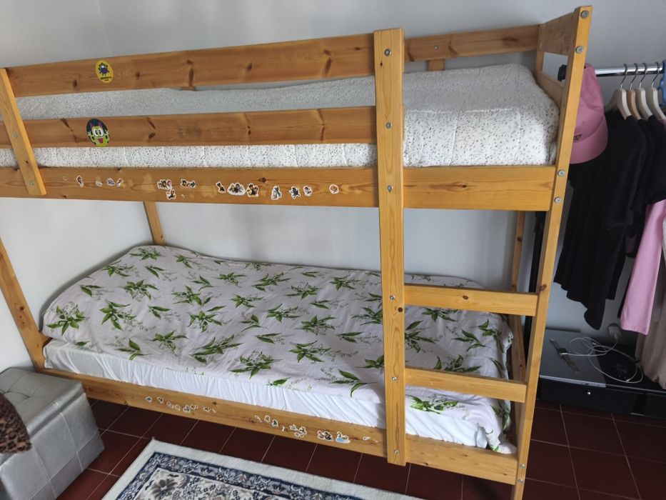 Vendo cama beliche de dois andares com colchões
