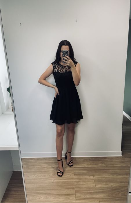 Czarna sukienka z koronkowym dekoldem