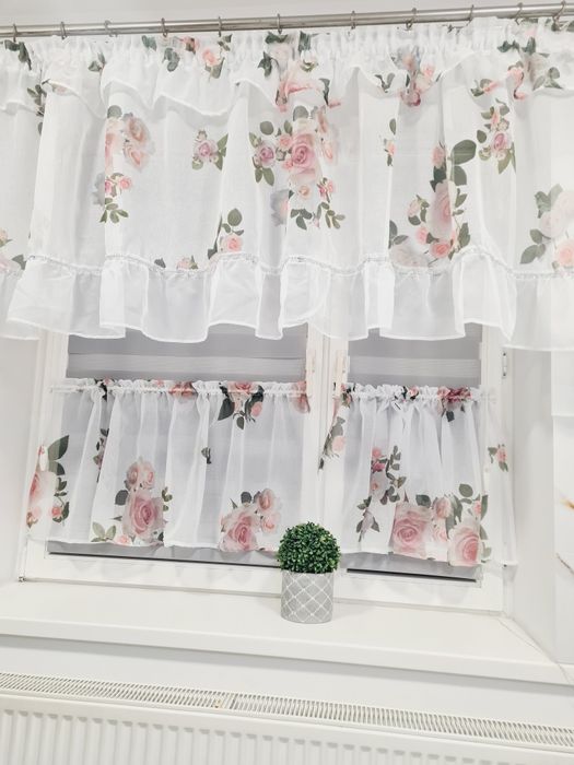 Firanka kuchenna w piękne róże