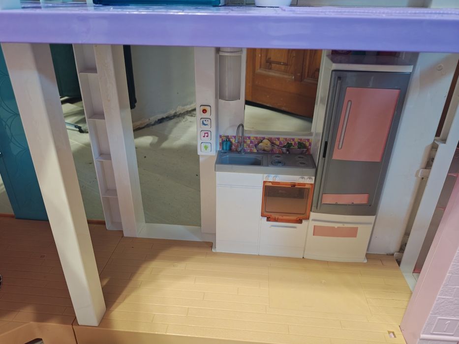 Barbie - domek,kamper, karetką, akcesoria