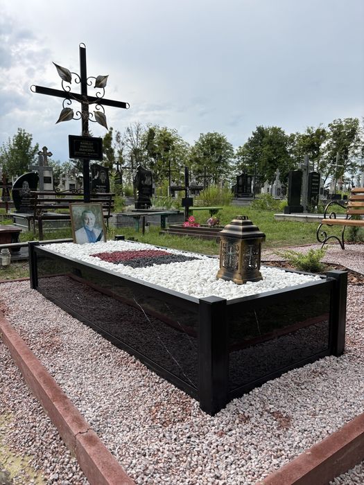 Благоустрій могил/прибирання/надмогильник/надгробок/гробівець/памятник