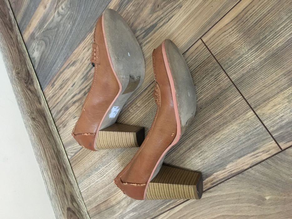 Miodowe pantofle na obcasie firmy Primark