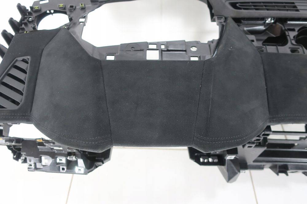 konsola deska czarna alcantara lamborghini urus