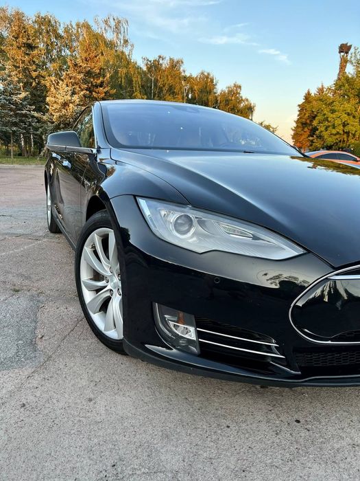 Tesla S 90D повний привід
