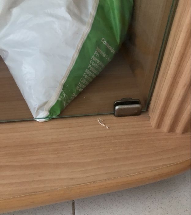 Móvel individual de tv com rodas e portas-alguma arrumação