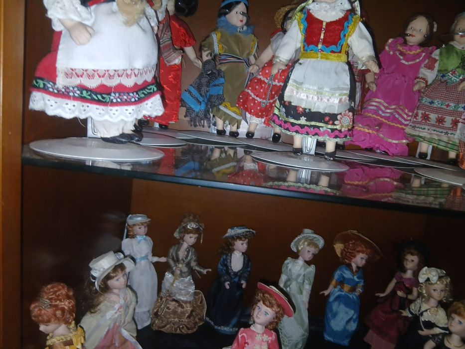 Colecao  24 boneca procelana por 100 €