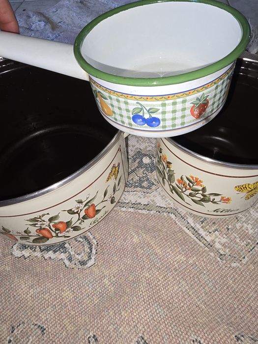 3 garnki jasne krem z pokrywkami  emaliowane