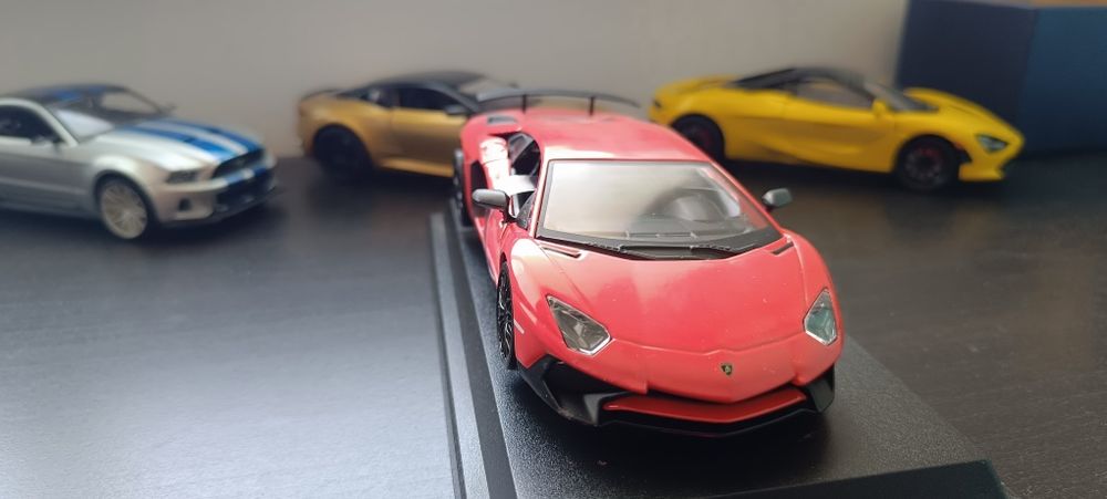 Lamborghini Aventador 1:24
