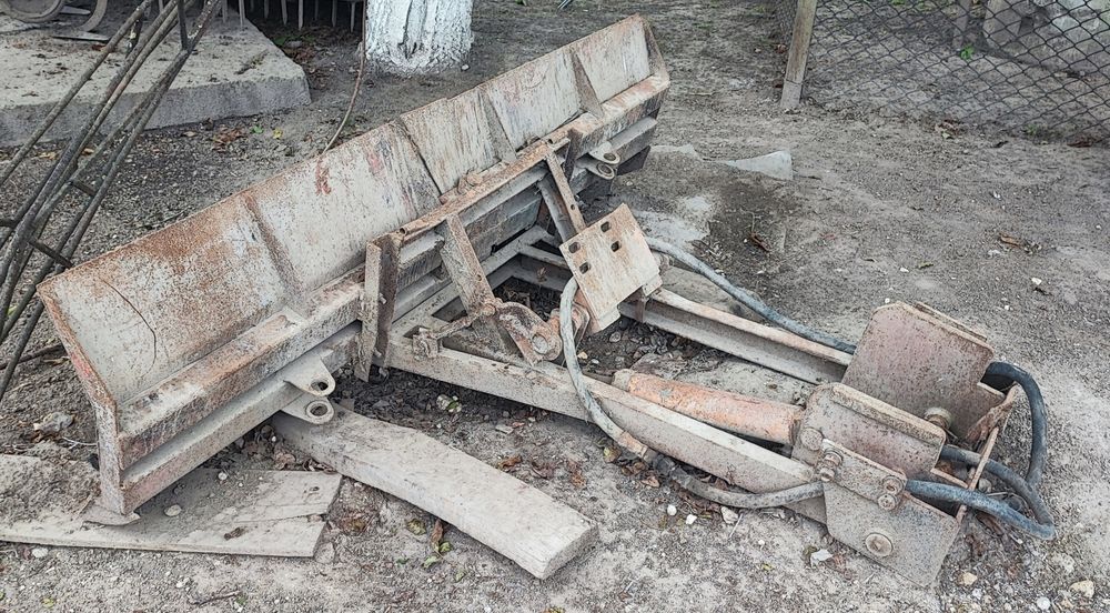 Відвал для трактора