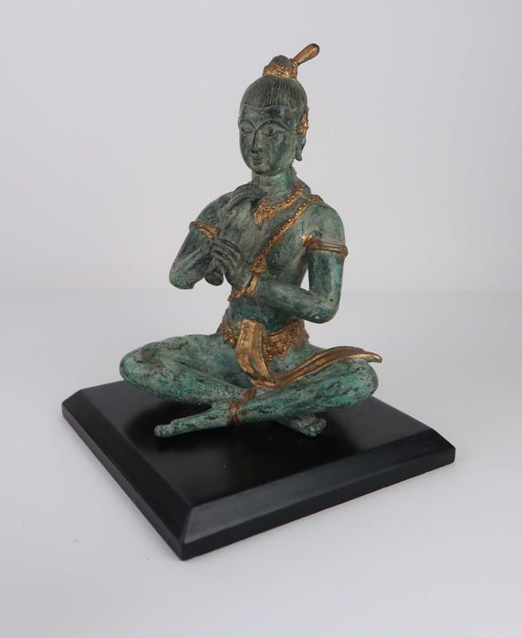 Buda sentado com flauta em bronze