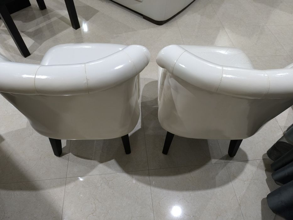 Cadeiras brancas para sala