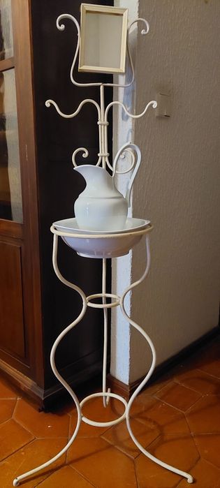 Lavatório antigo em ferro forjado