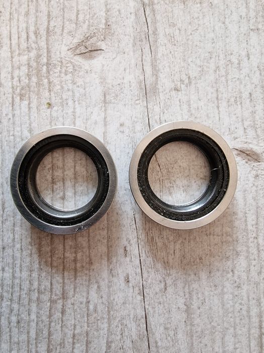 Miseczki rury sterowej komplet 30 mm.