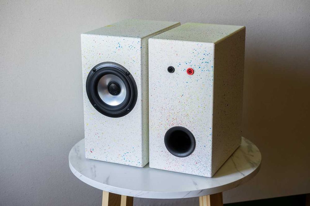 Kolumny regałowe, monitory SB Acoustics.