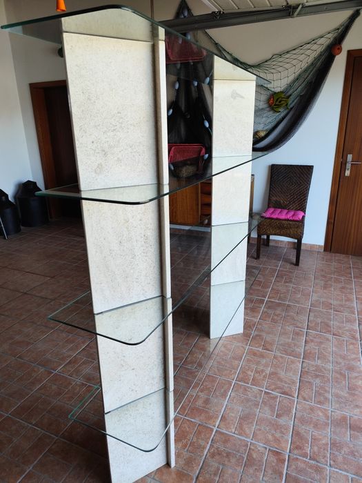 Móvel em pedra moleanos e prateleiras em vidro temperado