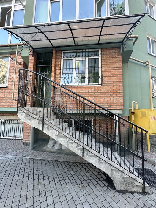 Продаж приміщення в новобудові з окремим входом центр міста 85 метрів