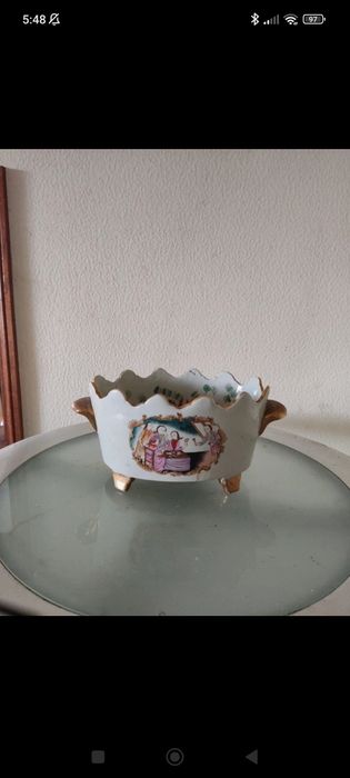 Taça decorativa de porcelana oriental decoração policromada e outo Vin