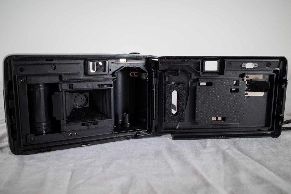 Nikon EF100 – aparat analogowy