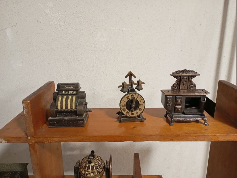 Vitrine prateleiras com coleção 10 miniaturas apara afia lápis antig