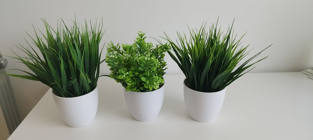 Conjunto de 3 macetas con plantas artificiales 5 euros cada una