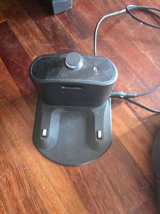 Aspirador Irobot Roomba 650, para peças ou reparação.