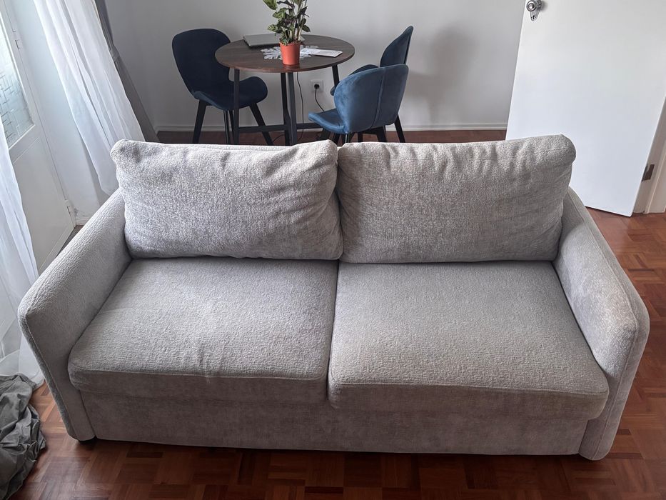 Sofá-cama 2 lugares cinza – Muito confortável e em ótimo estado