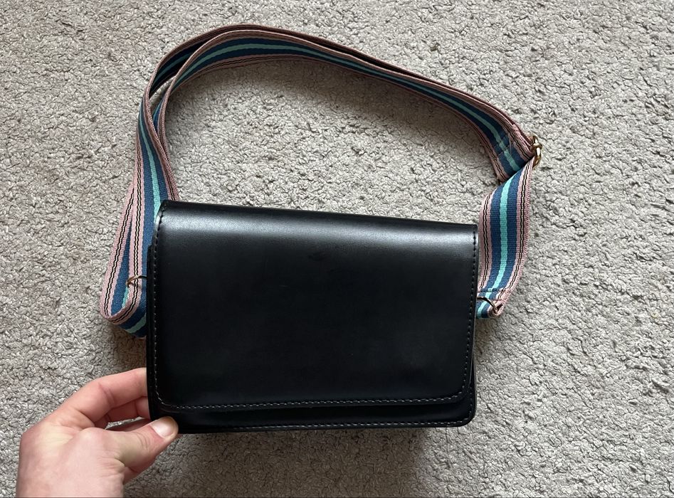 Стильна сумка через плече з широким ремінцем