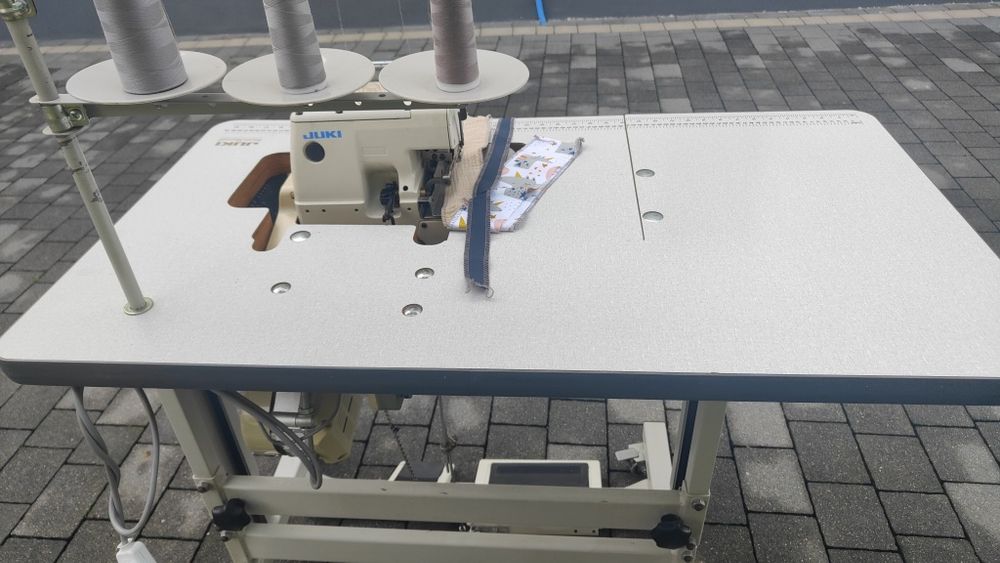 Maszyna krawiecka owerlok juki servo