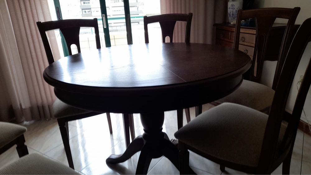Mesa de jantar e cadeiras em Carvalho