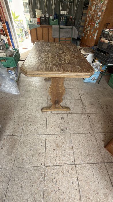 Mesa de refeições em madeira