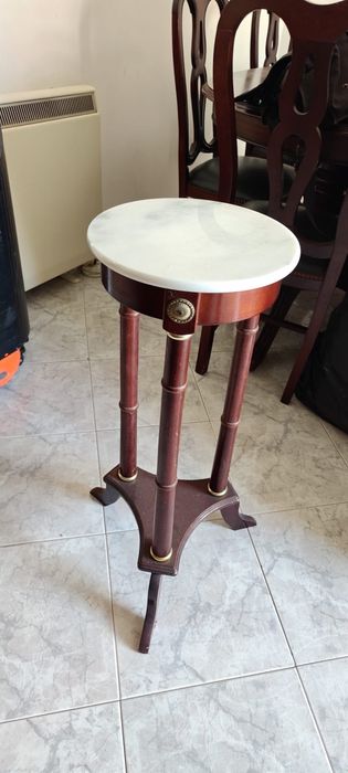 Estátua Guerreiro Huguenot com mesinha