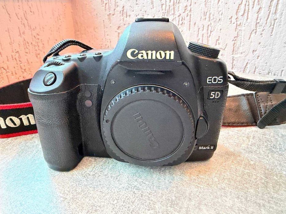 Повнокадрова дзеркальна камера Canon 5d mark 2