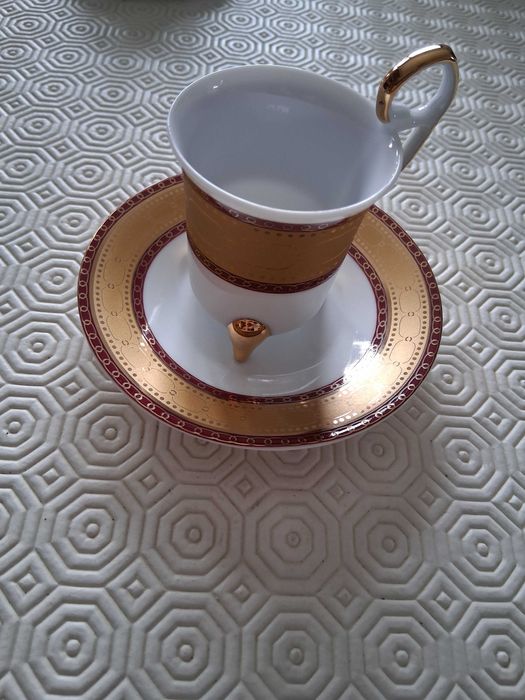 chávena e pires de café em porcelana fina da coleção MAAK Gold